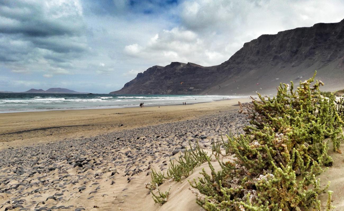 Foto af Famara Strand med lys sand overflade