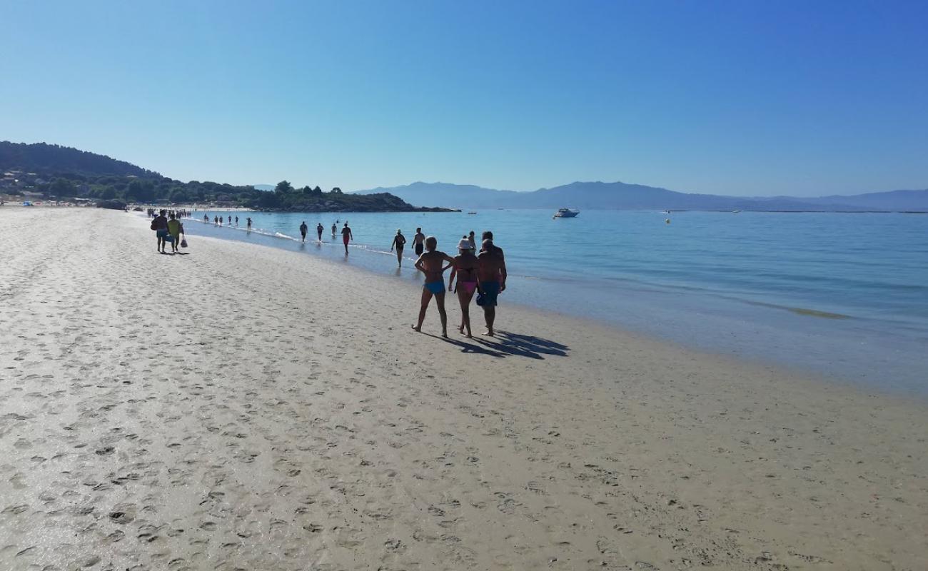 Foto af Playa de Nerga med hvidt fint sand overflade