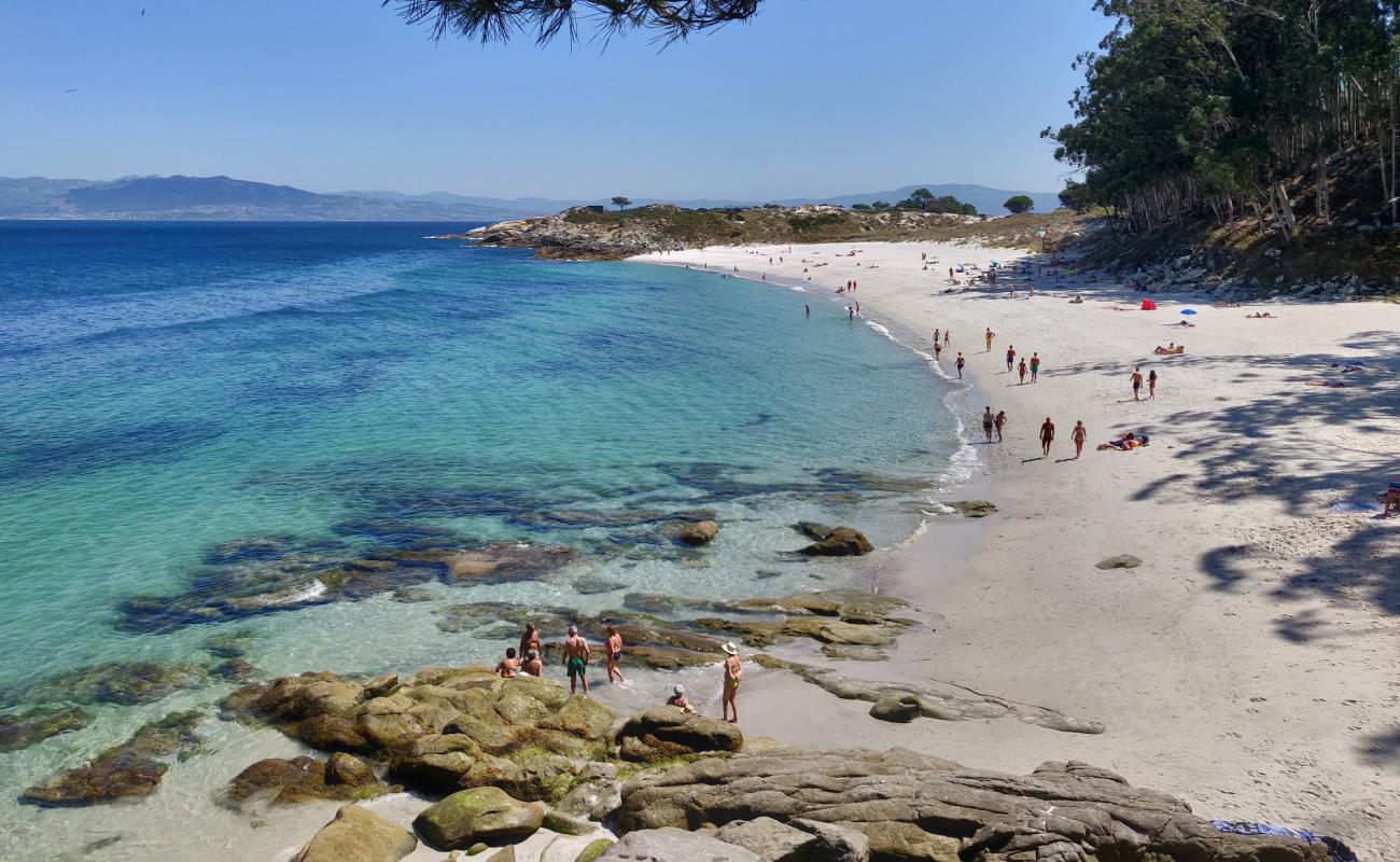 Foto af Praia de Figueiras med hvidt fint sand overflade