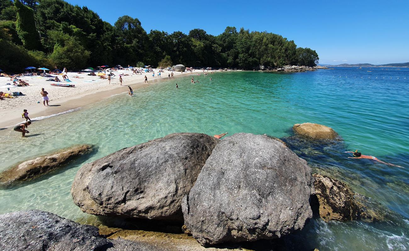 Foto af Castineiras Strand med hvidt fint sand overflade