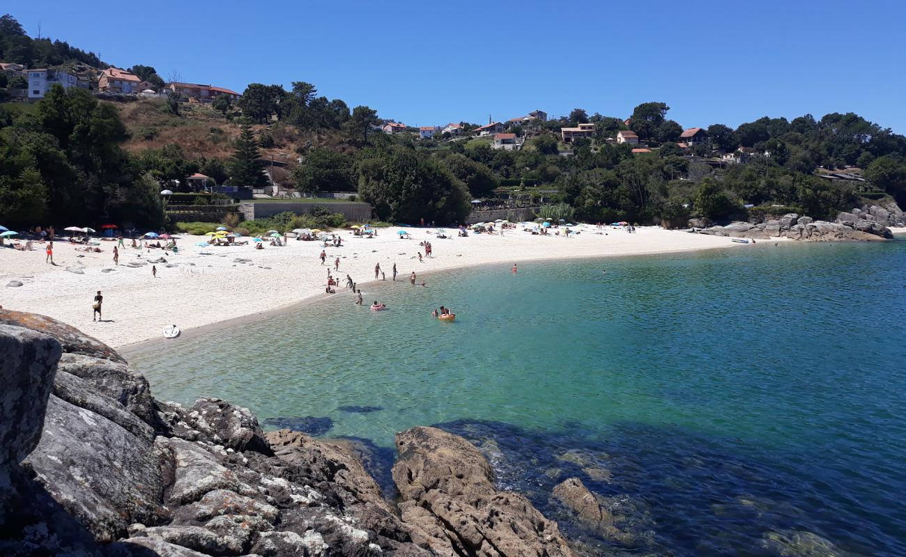 Foto af Praia de San Xian med hvidt fint sand overflade