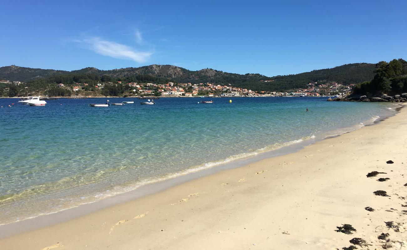 Foto af Praia Arneles med hvidt sand overflade