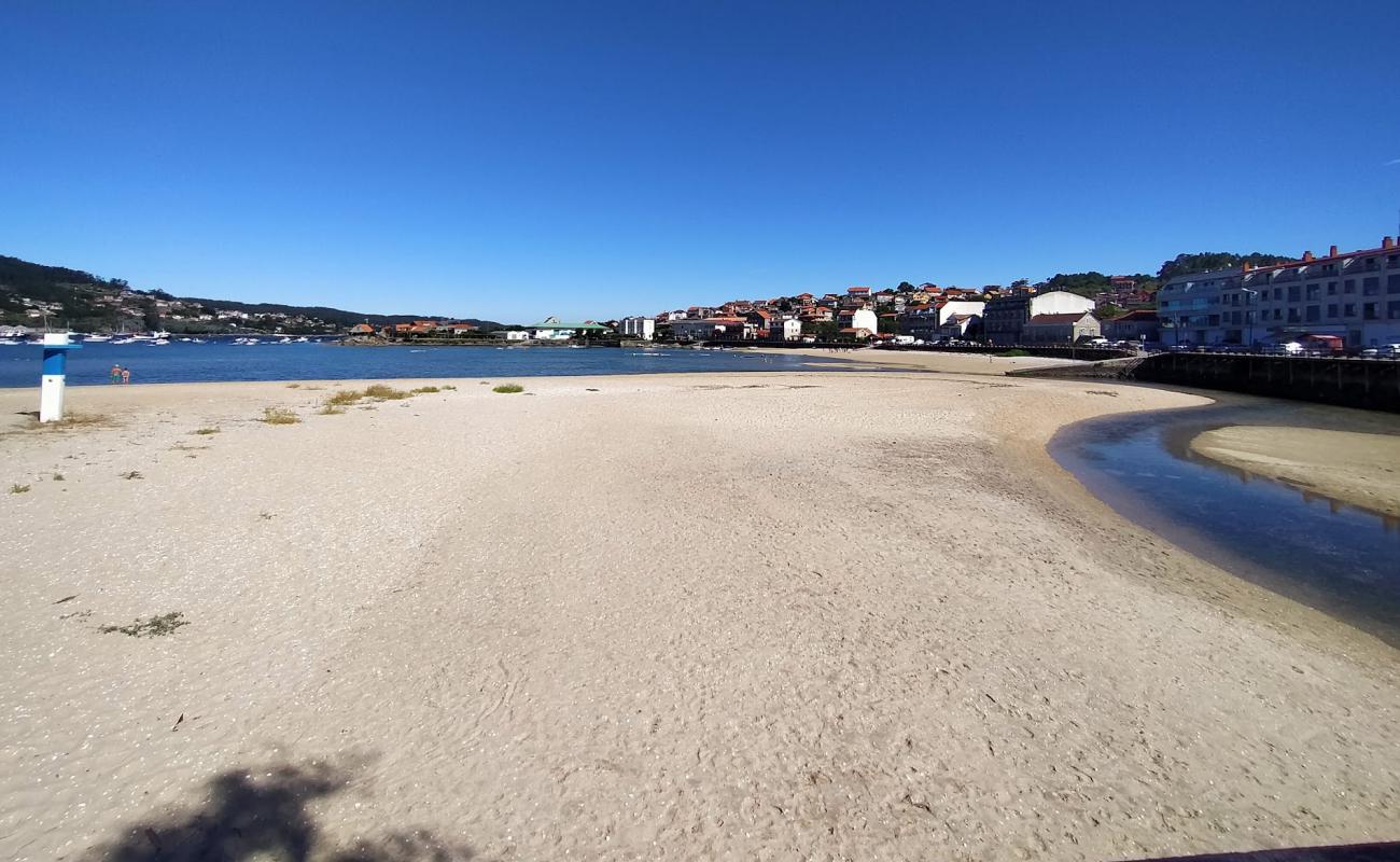 Foto af Praia de San Cibran med lys sand overflade