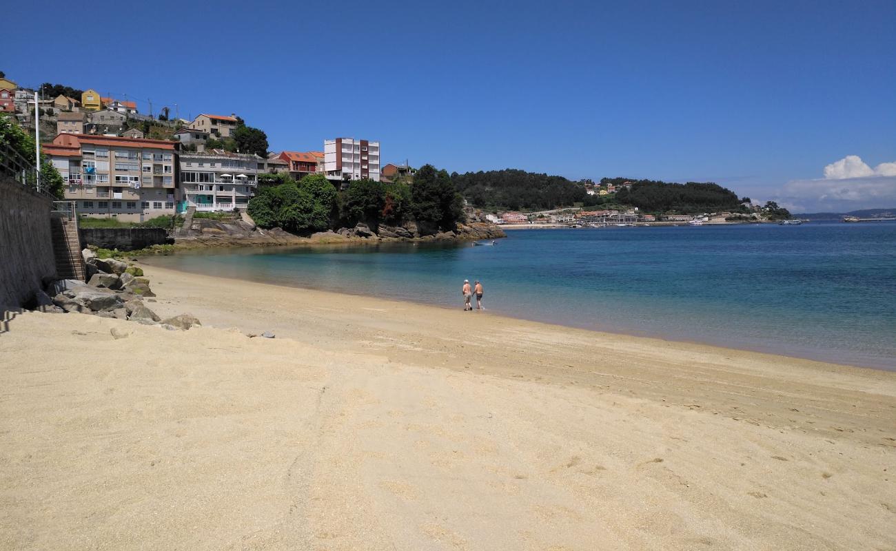 Foto af Praia de Bueu med lys sand overflade