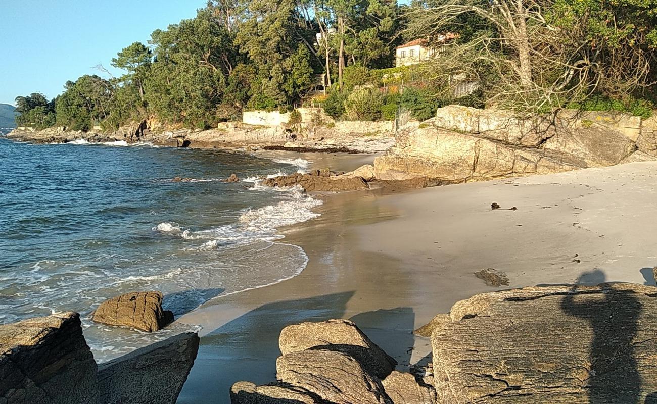 Foto af Praia dos Namorados med hvidt fint sand overflade