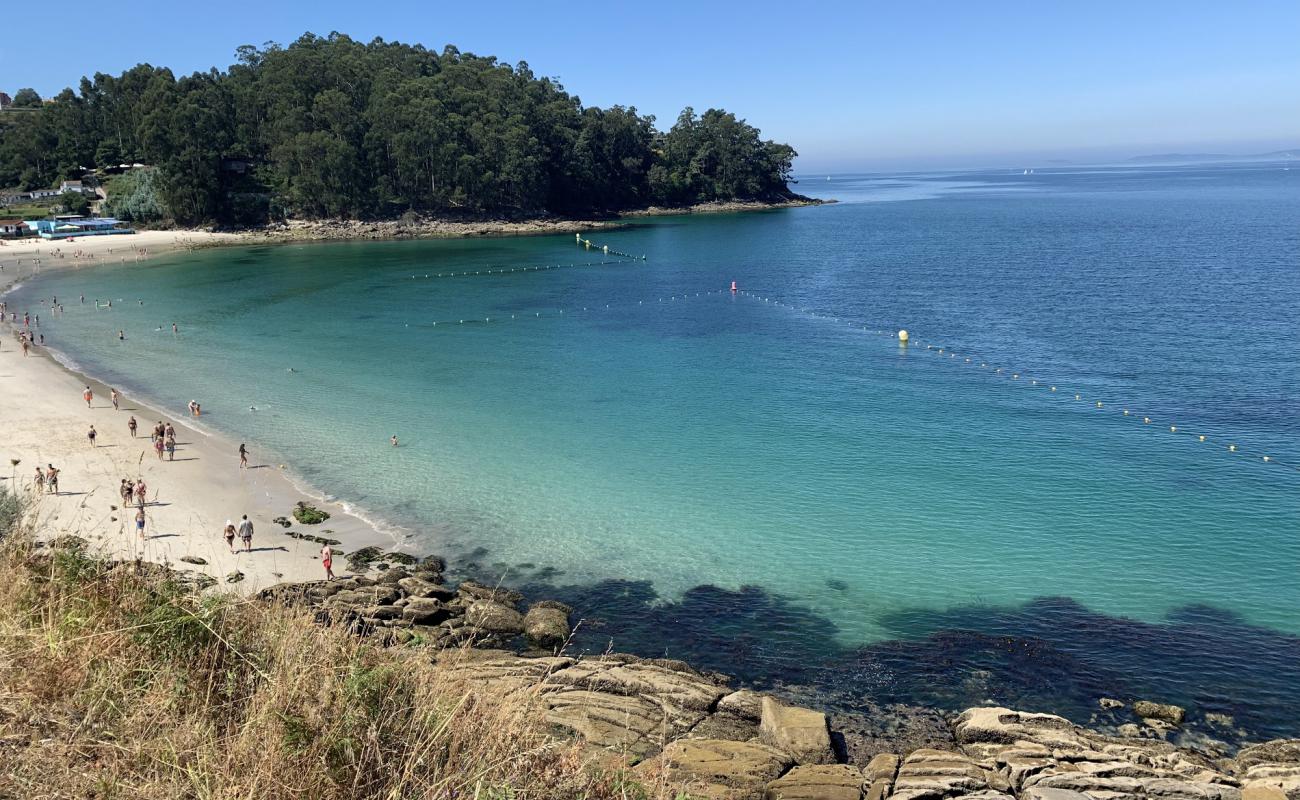 Foto af Playa de Mogor med hvidt fint sand overflade