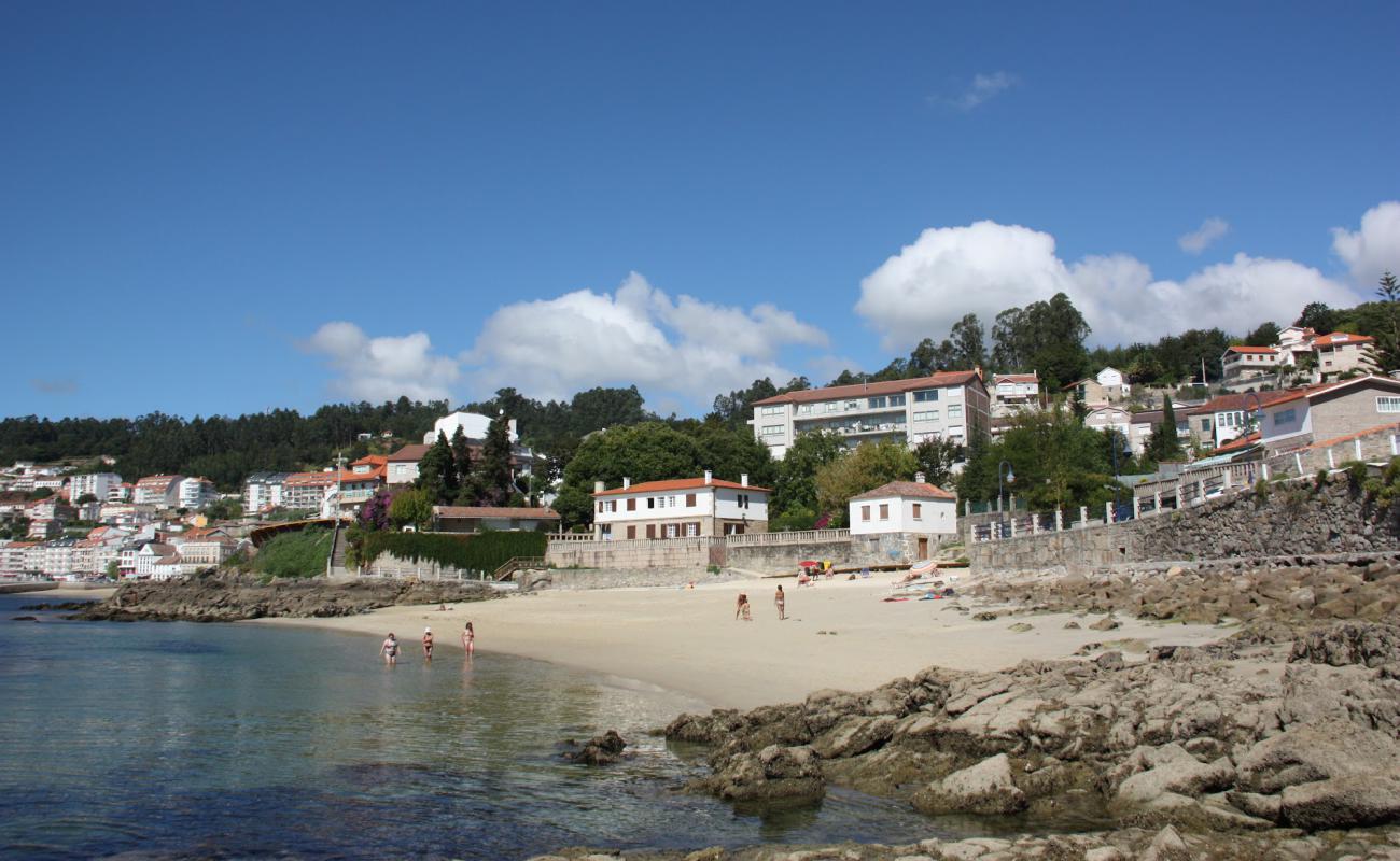 Foto af Praia de Sinas med hvidt fint sand overflade