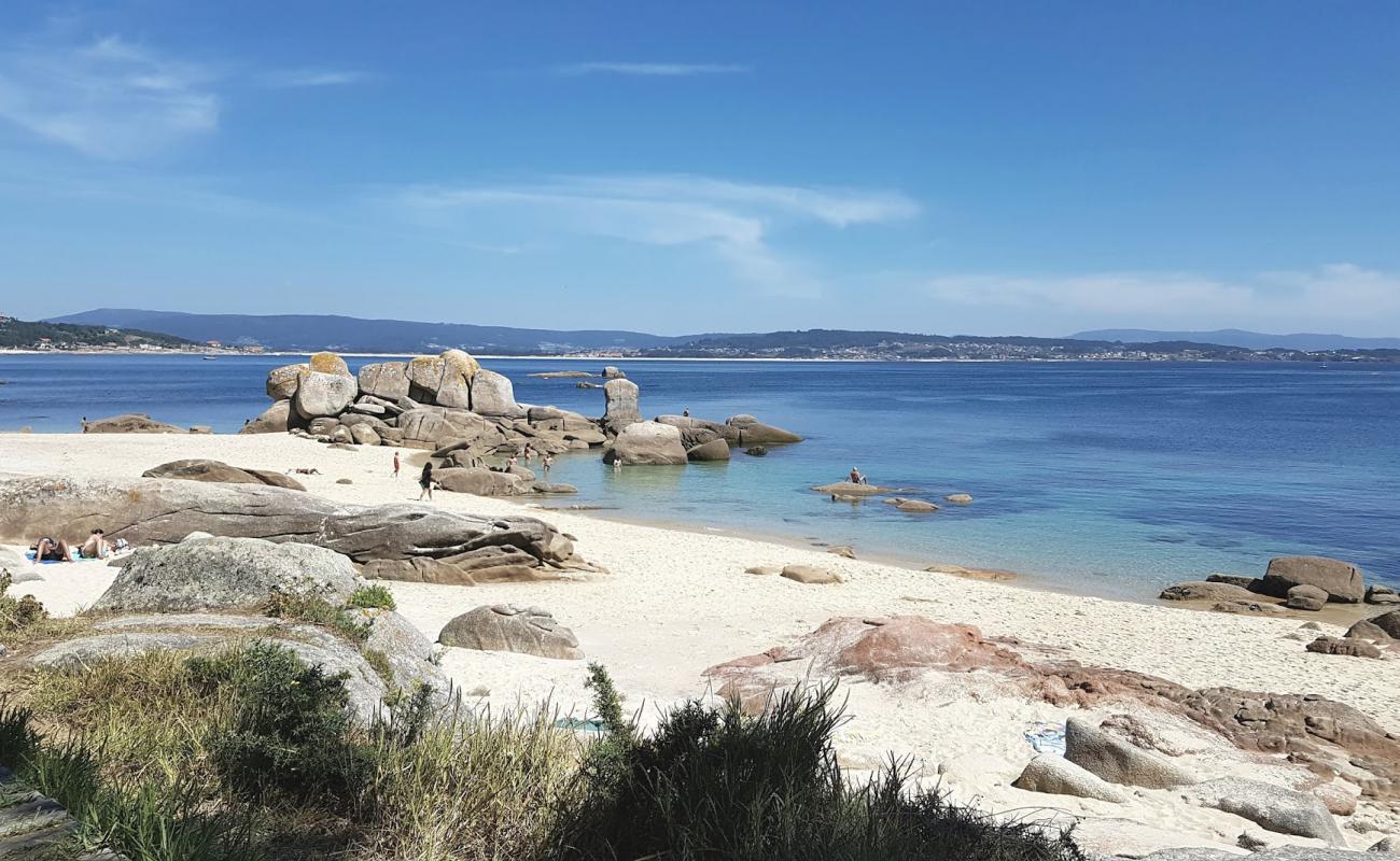 Foto af Pedras Negras beach med hvidt sand overflade