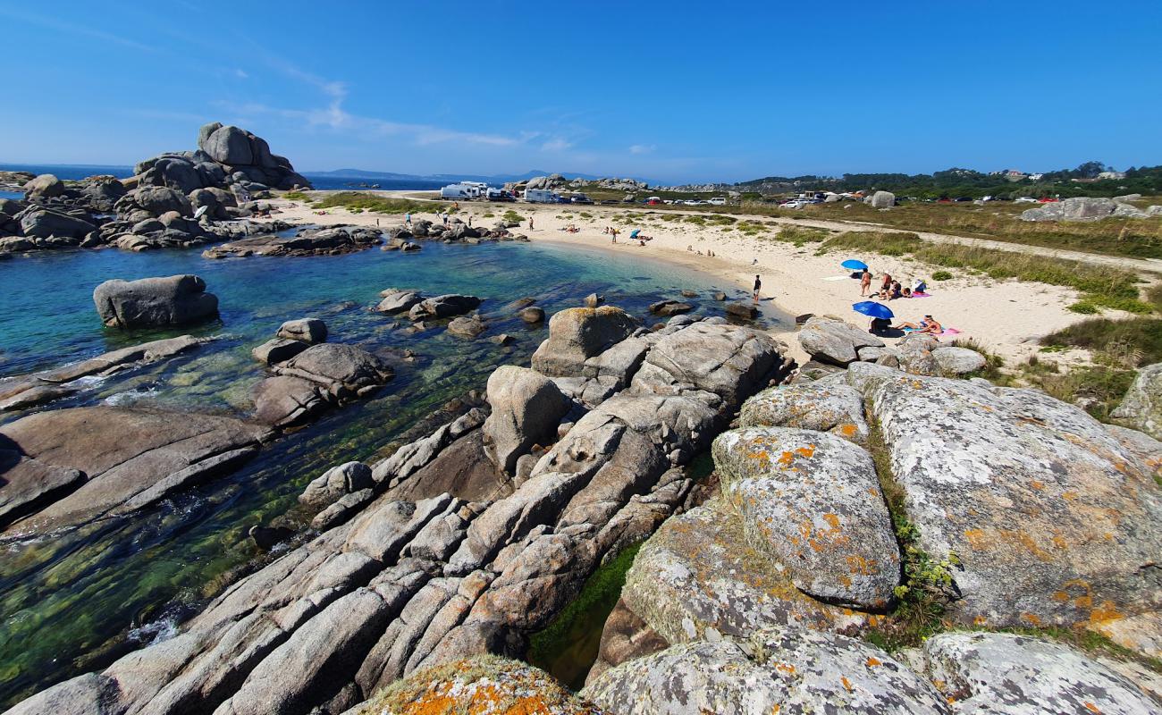 Foto af Praia do Con med lys sand overflade