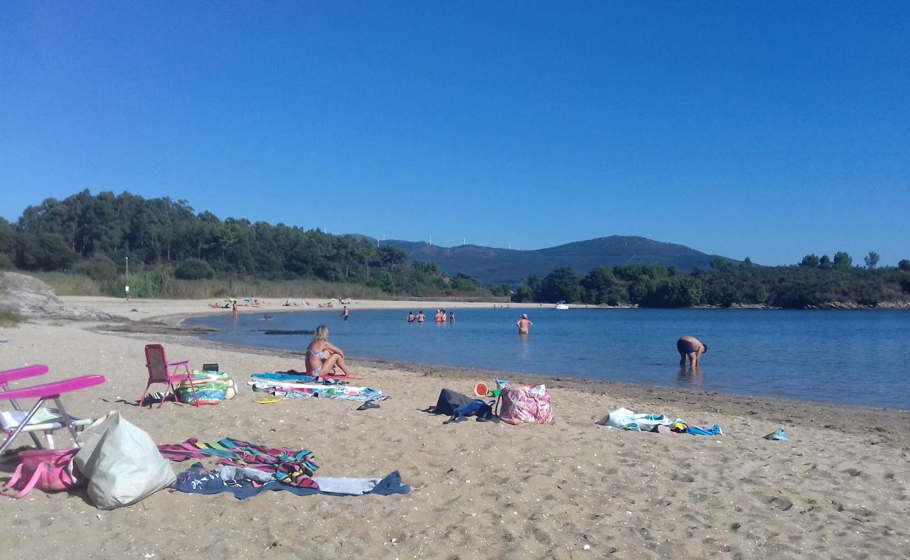 Foto af Porron beach med hvidt sand overflade