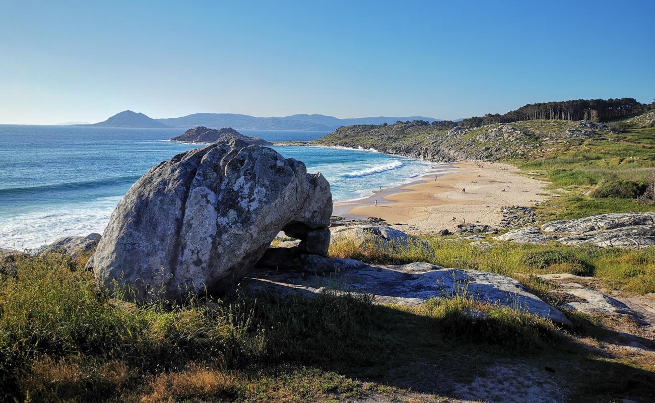 Foto af Praia do Castro de Barona med lys sand overflade