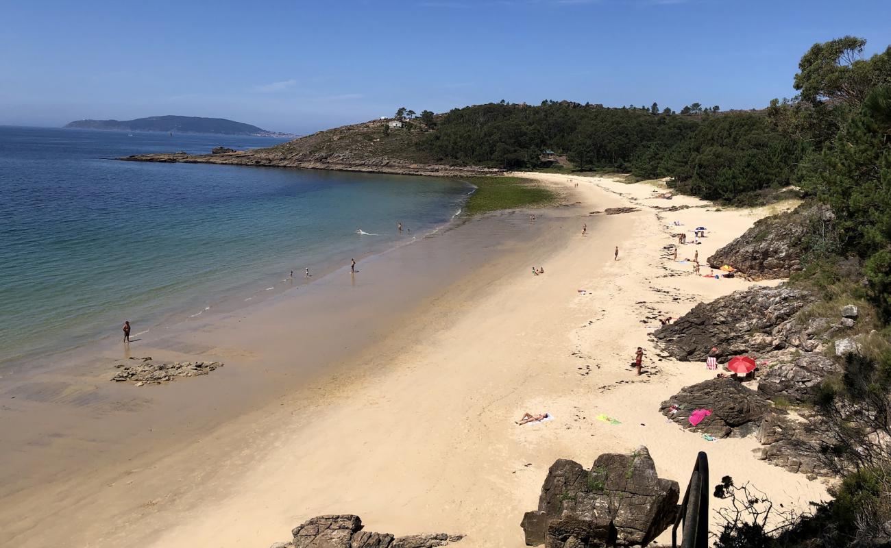 Foto af Praia de Gures med hvidt fint sand overflade