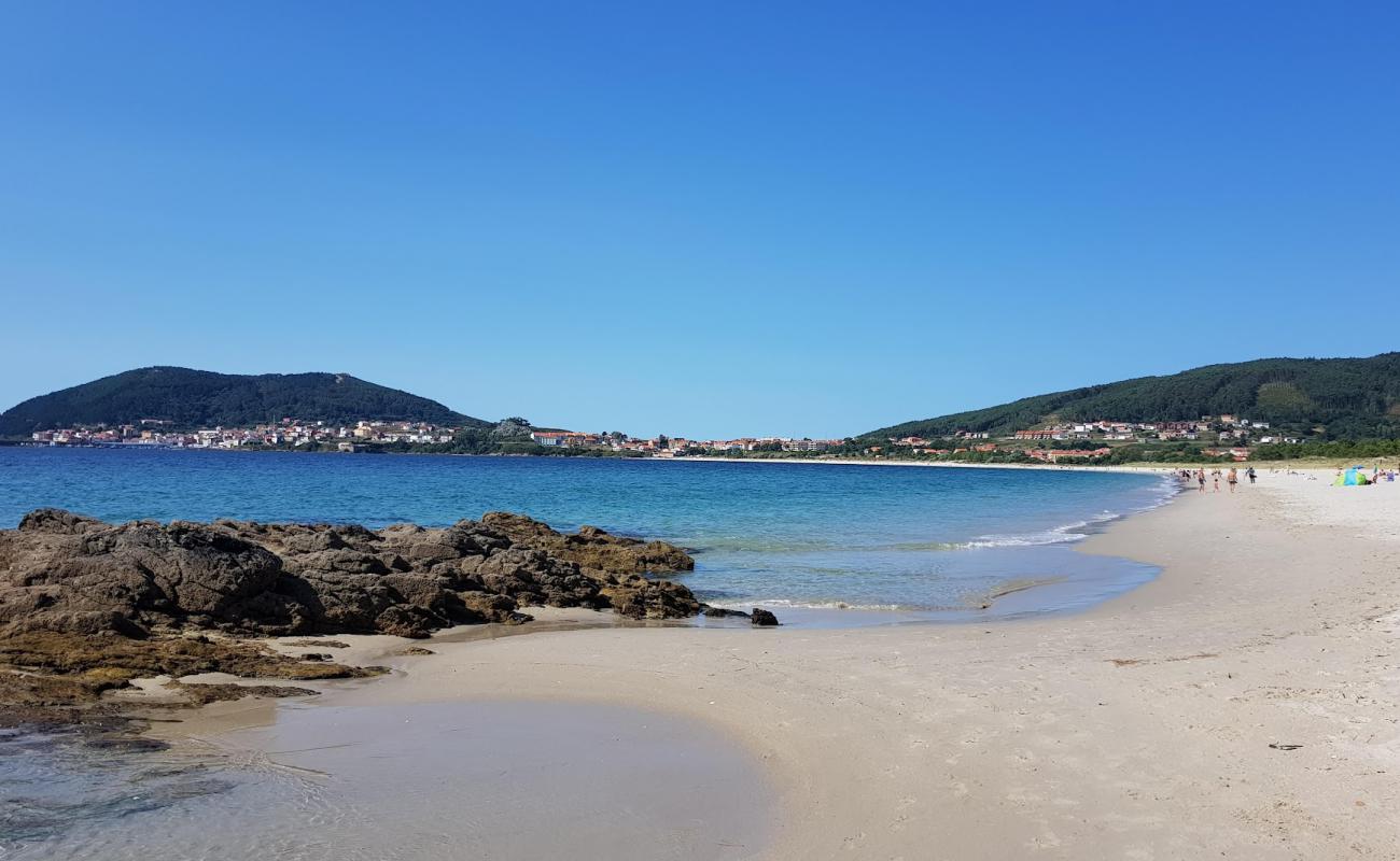 Foto af Langosteira-stranden. med hvidt fint sand overflade