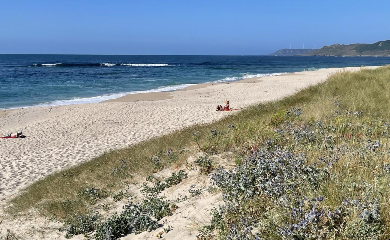 Foto af Praia de Traba med hvidt sand overflade