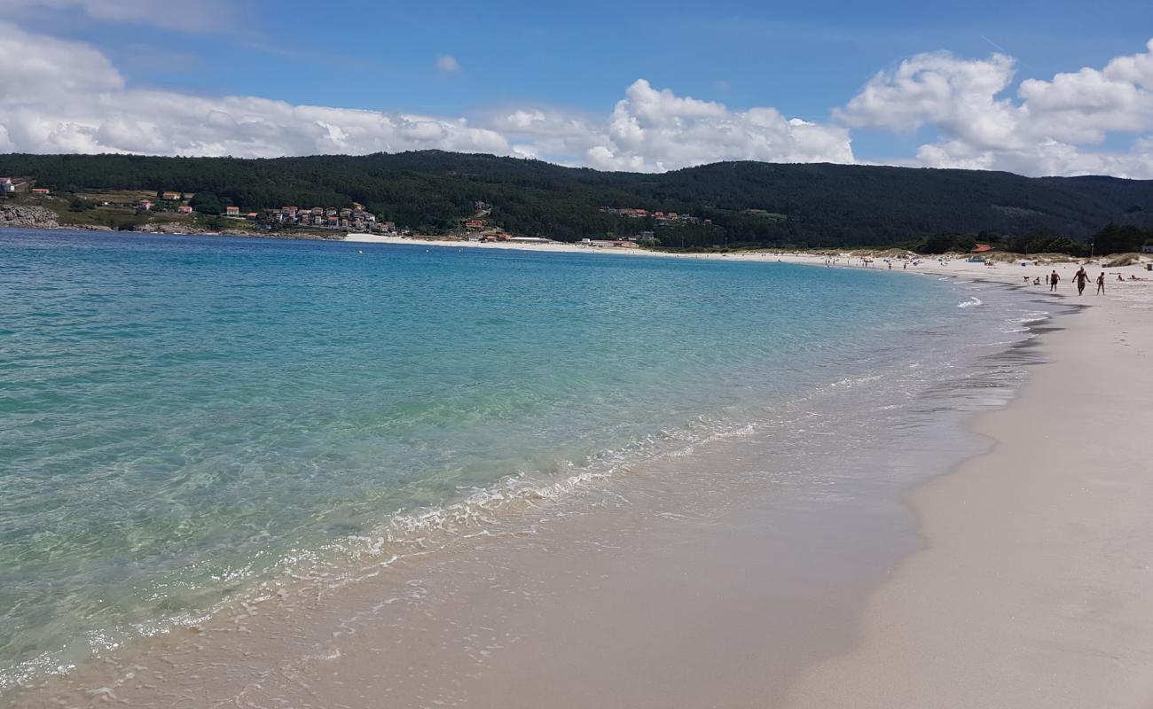 Foto af Laxe Strand med hvidt fint sand overflade