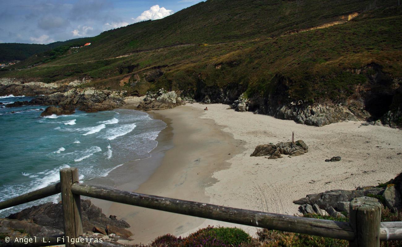 Foto af Playa de Arnela med hvidt sand overflade