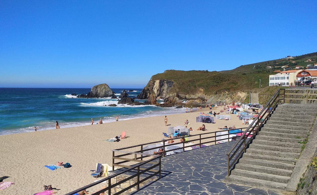 Foto af Playa de la Frouseira med hvidt fint sand overflade