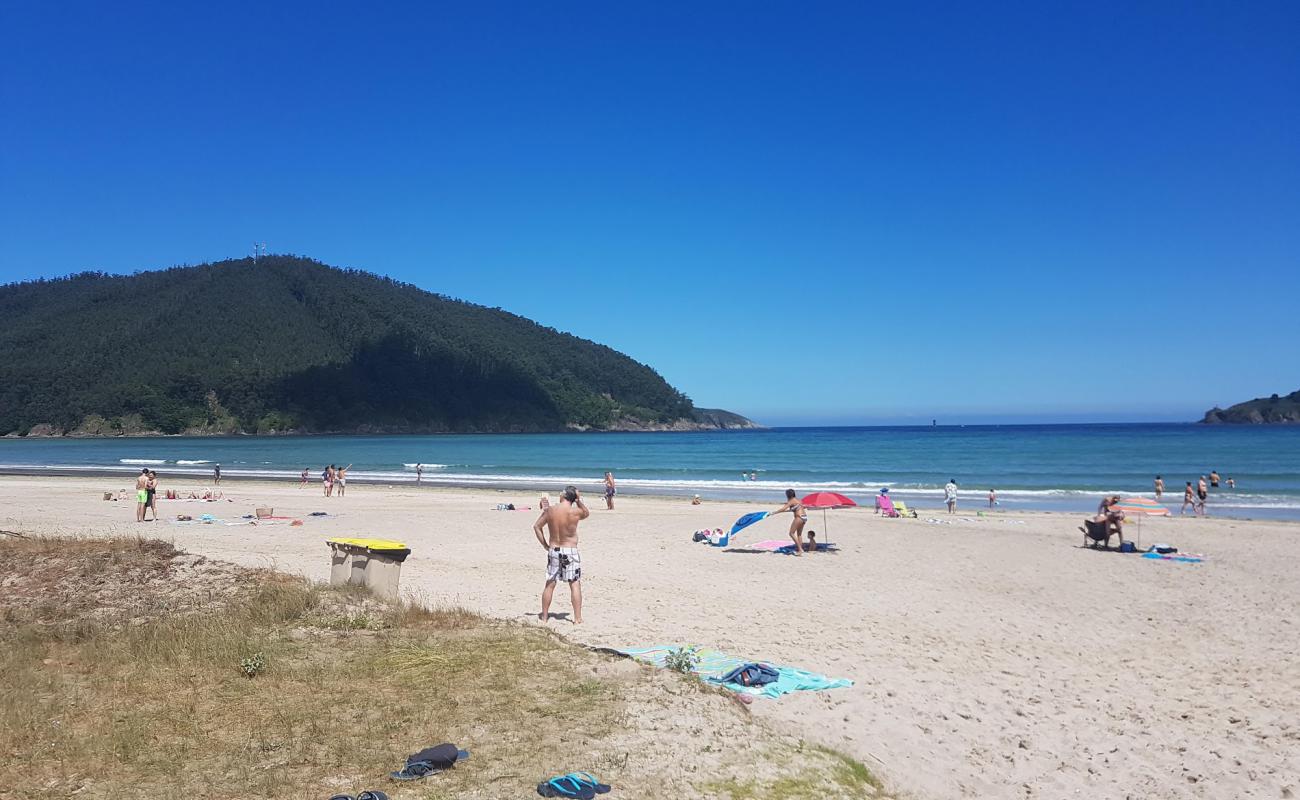 Foto af Playa de Vilarube med hvidt fint sand overflade