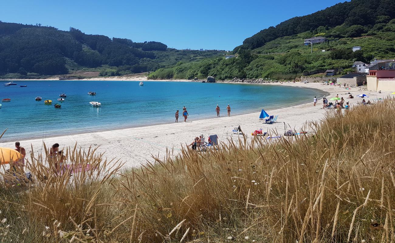 Foto af Praia de Bares med hvidt fint sand overflade