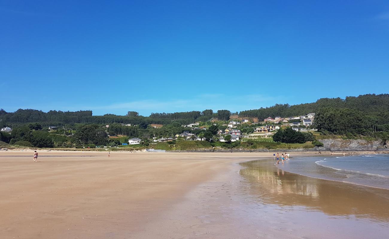 Foto af Playa Abrela med lys fint sand overflade