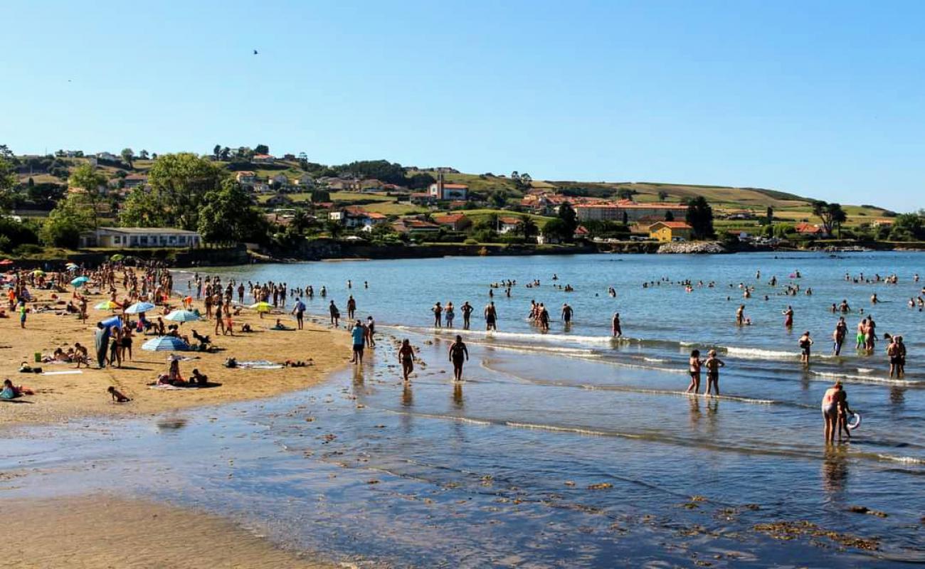 Foto af Playa de Banugues med lys sand overflade