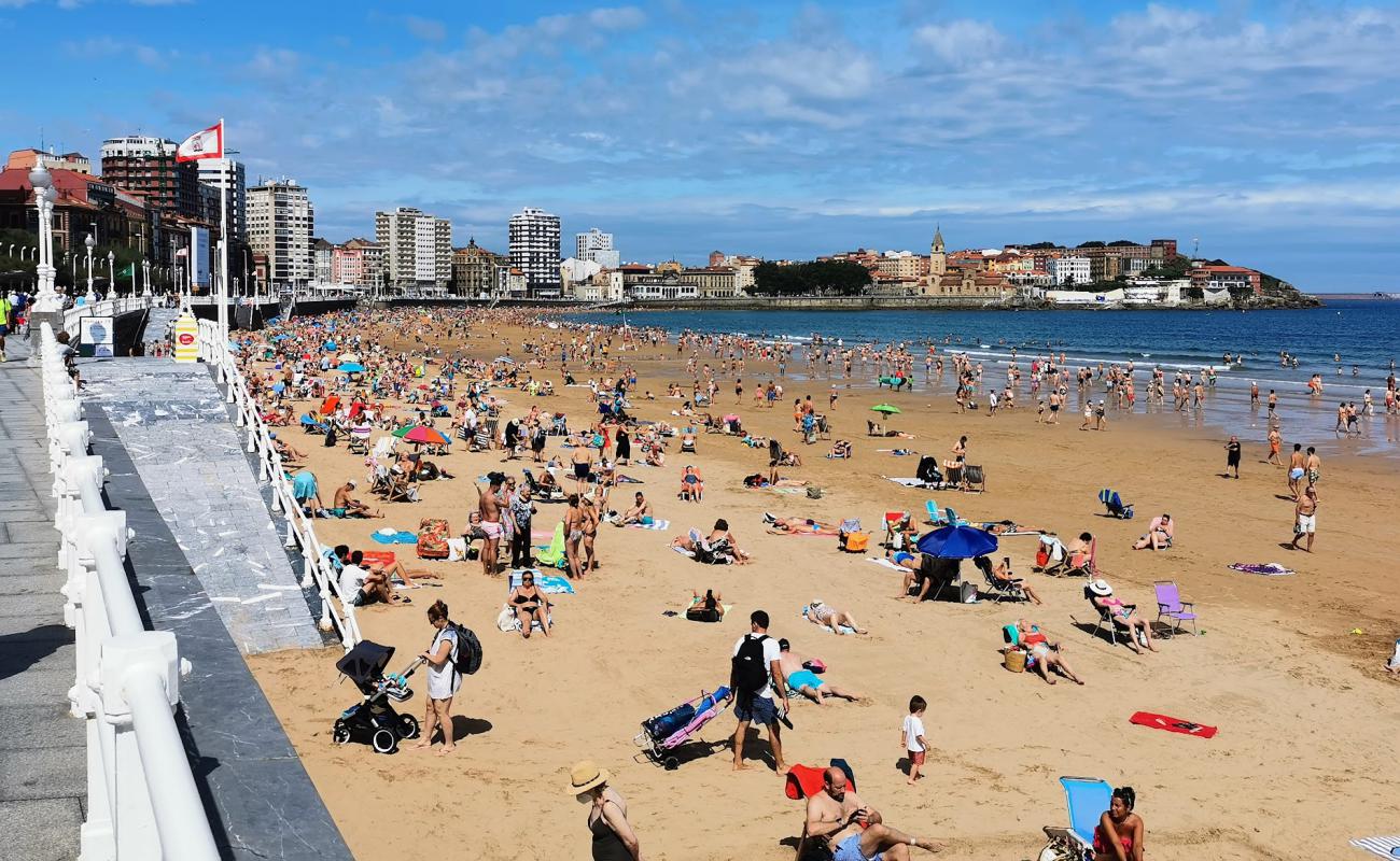 Foto af Playa de San Lorenzo med lys fint sand overflade