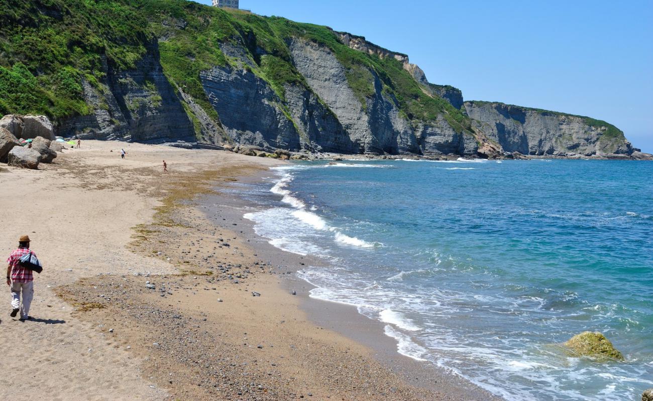 Foto af Playa de Serin med gråt sand og småsten overflade