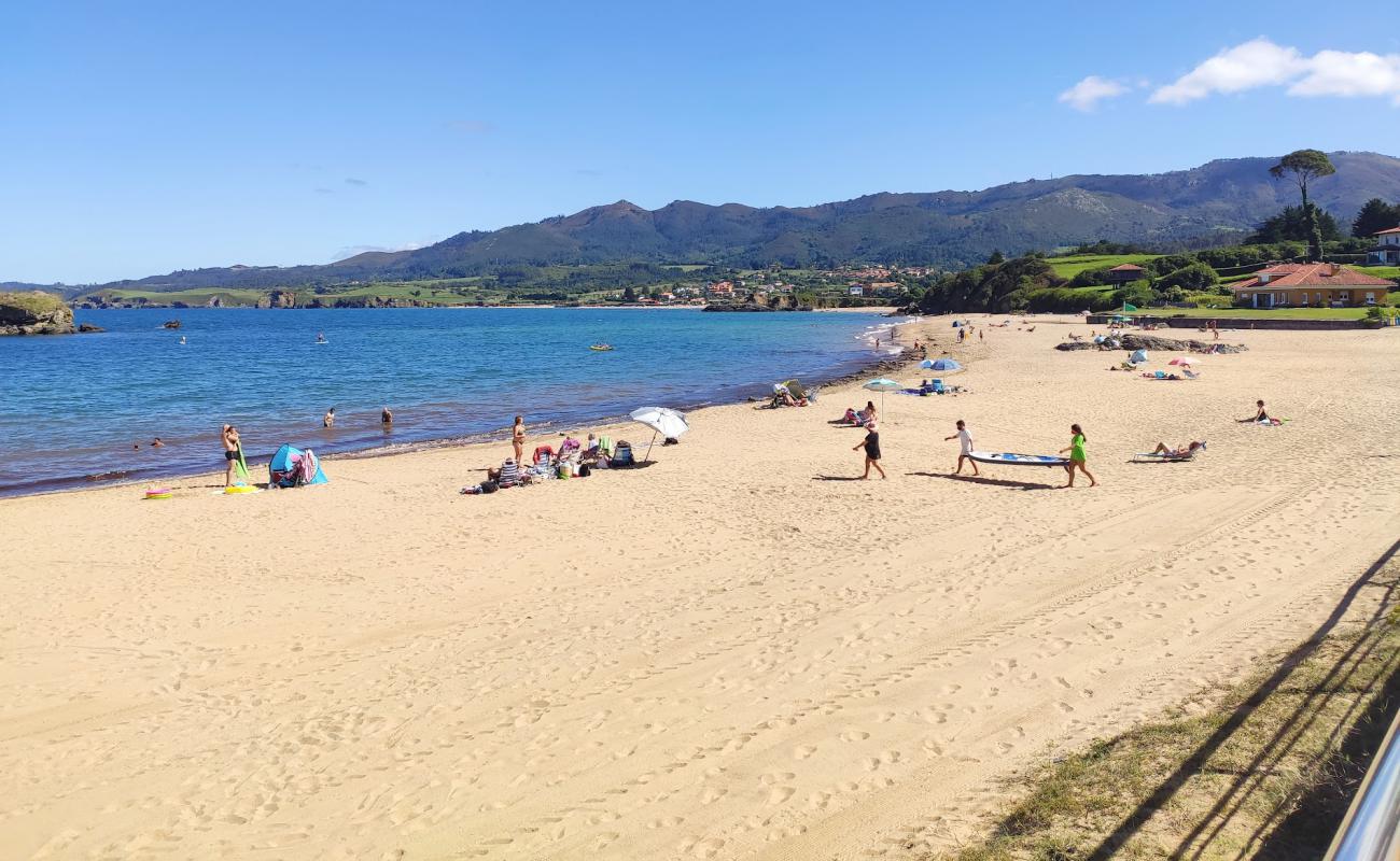 Foto af Playa de la Isla med lys sand overflade