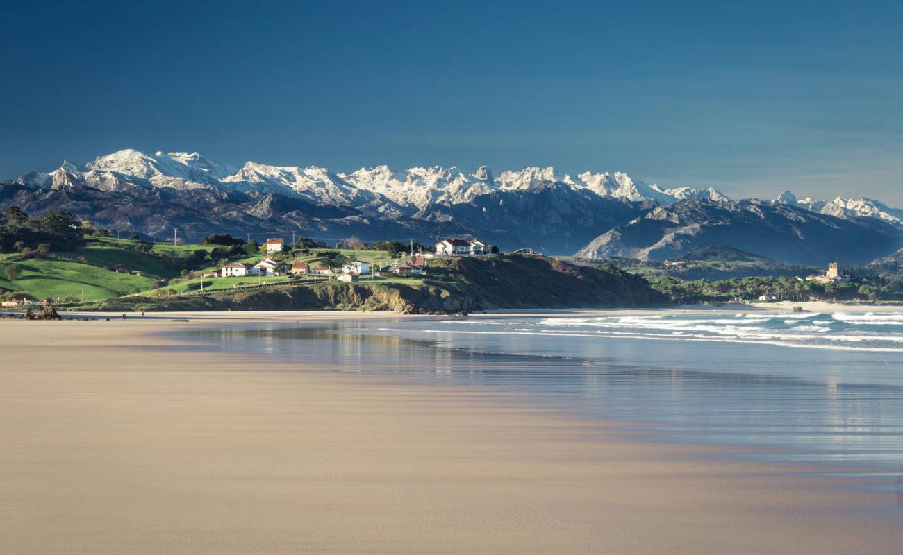 Foto af Playa de Gerra med lys fint sand overflade