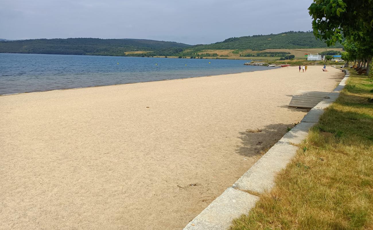 Foto af Playa Del Lago De As Pontes med lys sand overflade