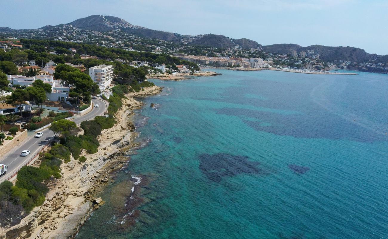 Foto af Moraira Strand med sten overflade