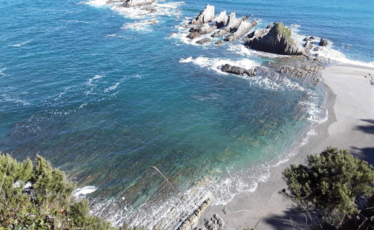 Foto af Playa de Gueirua med sten overflade