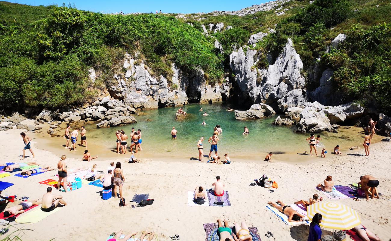 Foto af Gulpiyuri Strand med lys sand overflade