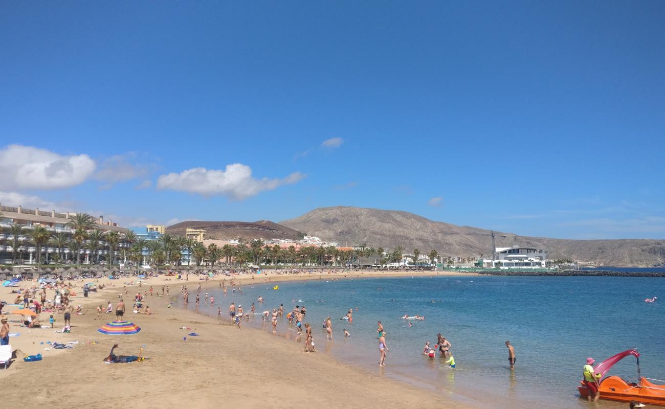 Foto af Playa de las Americas med lys sand overflade