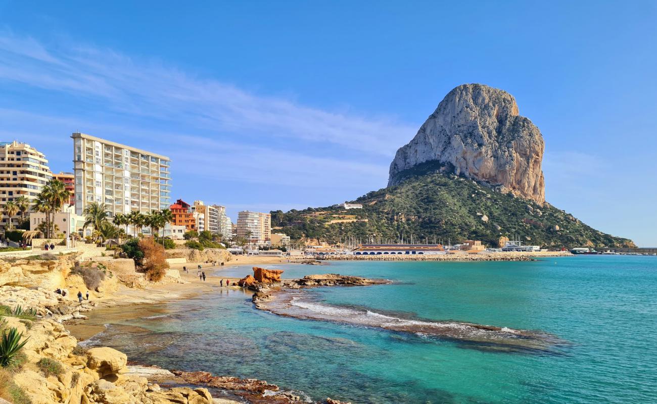 Foto af Playa Calpe med lys sand overflade