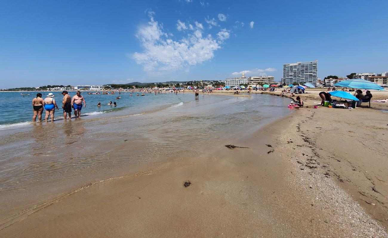 Foto af Comarruga Strand med lys sand overflade