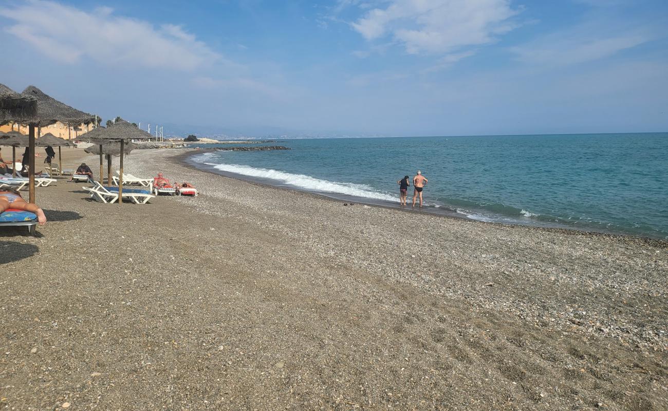 Foto af Guadalmar Strand med grå fin sten overflade