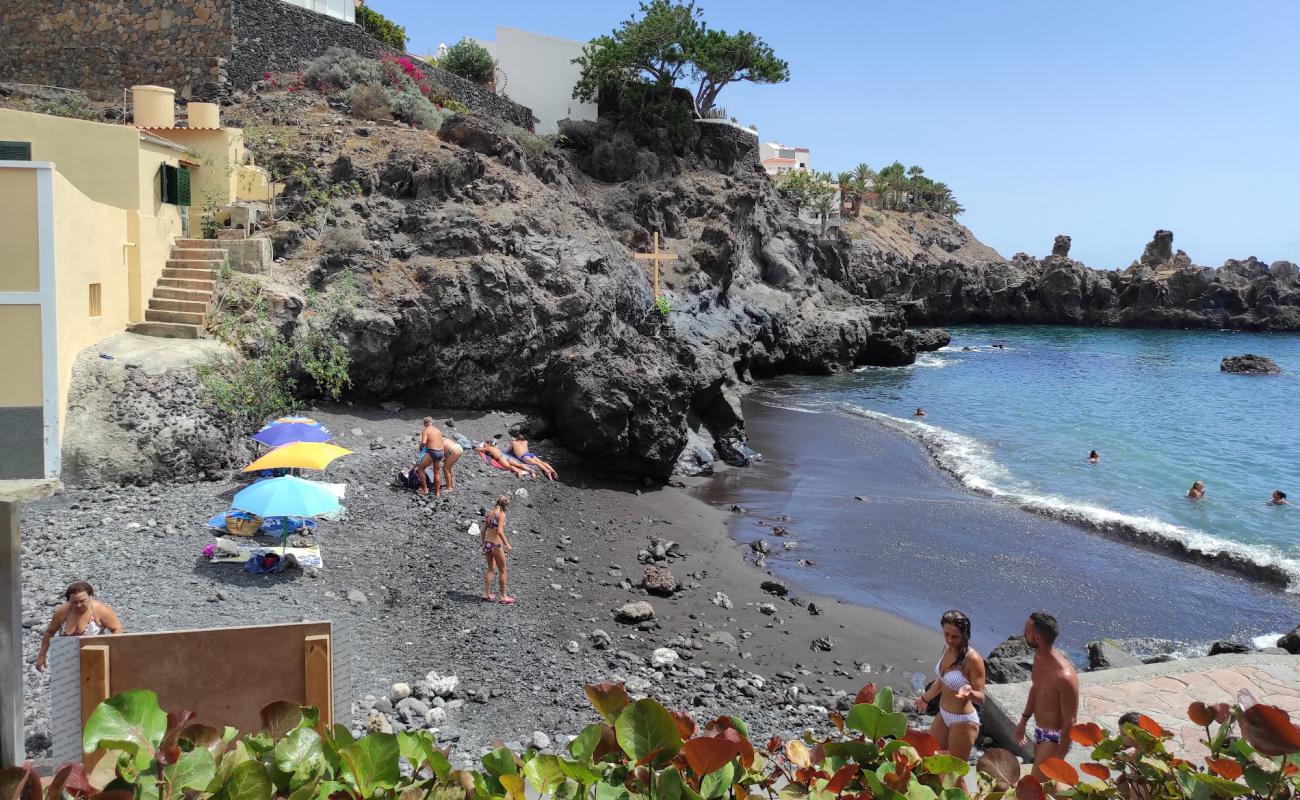 Foto af Alcala Strand med hvidt sand og klipper overflade