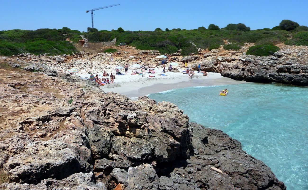 Foto af Cala Rafalino med lys sand overflade