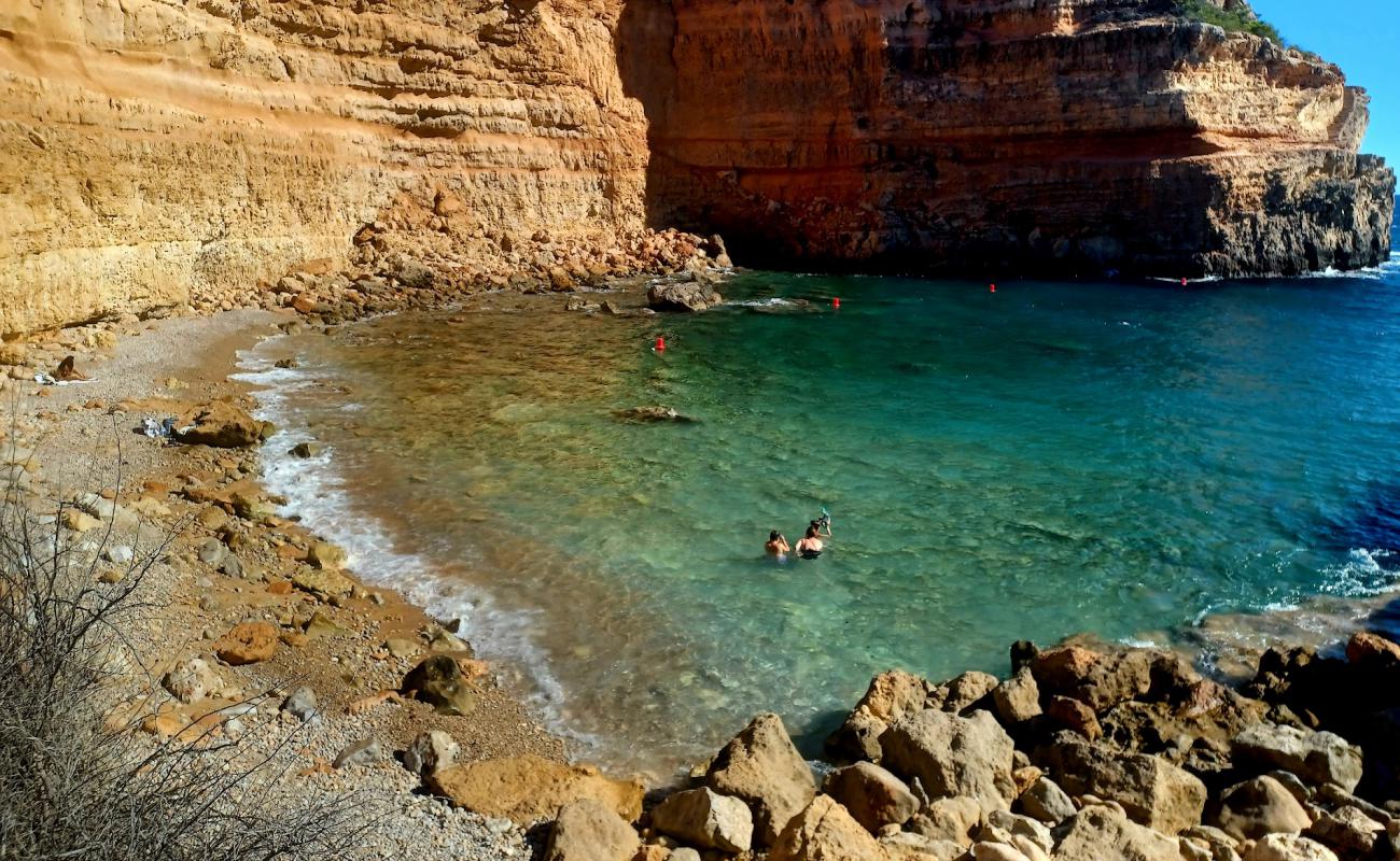 Foto af Cala del Saltador med let sten overflade