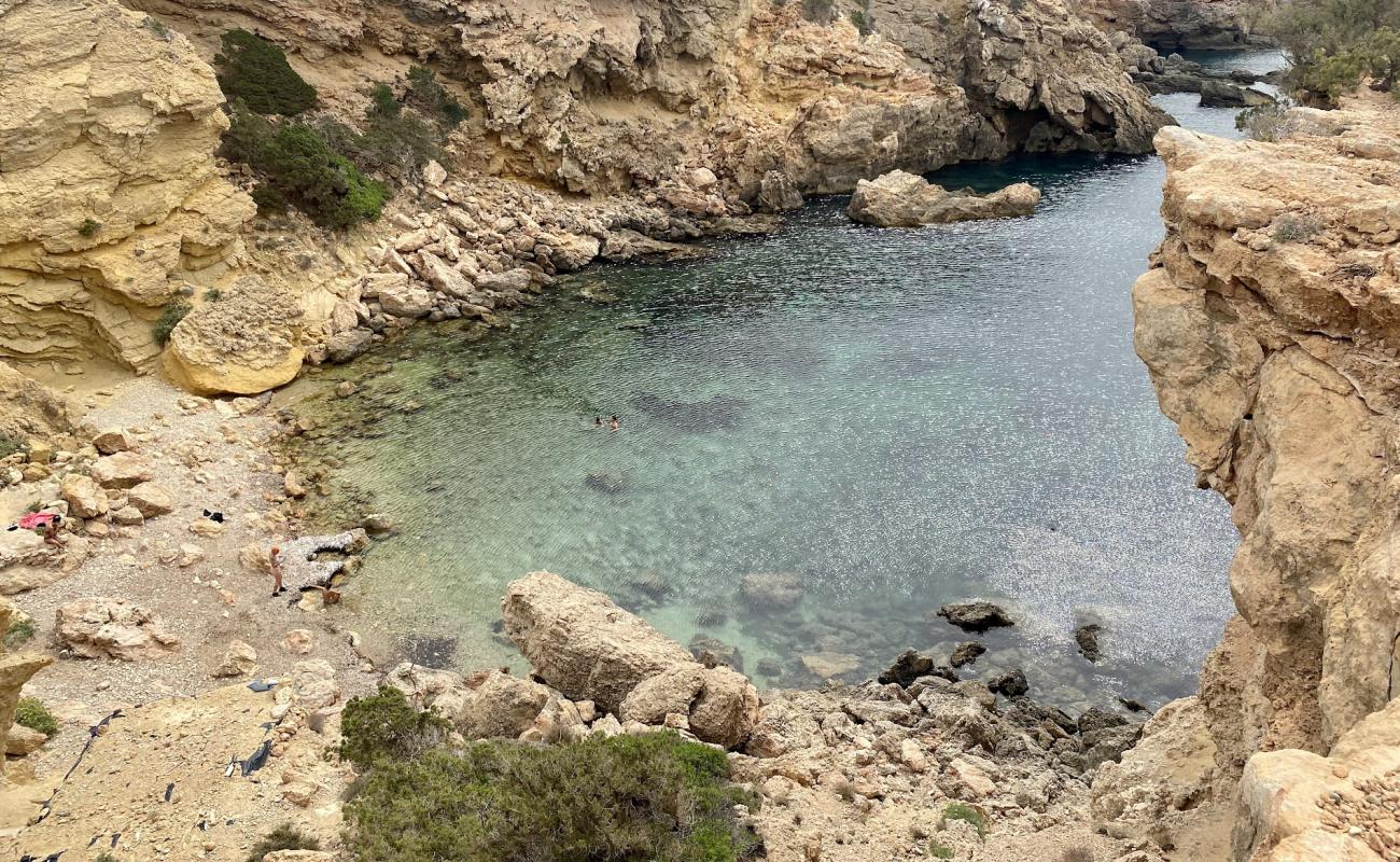 Foto af Cala Llentia med sten overflade