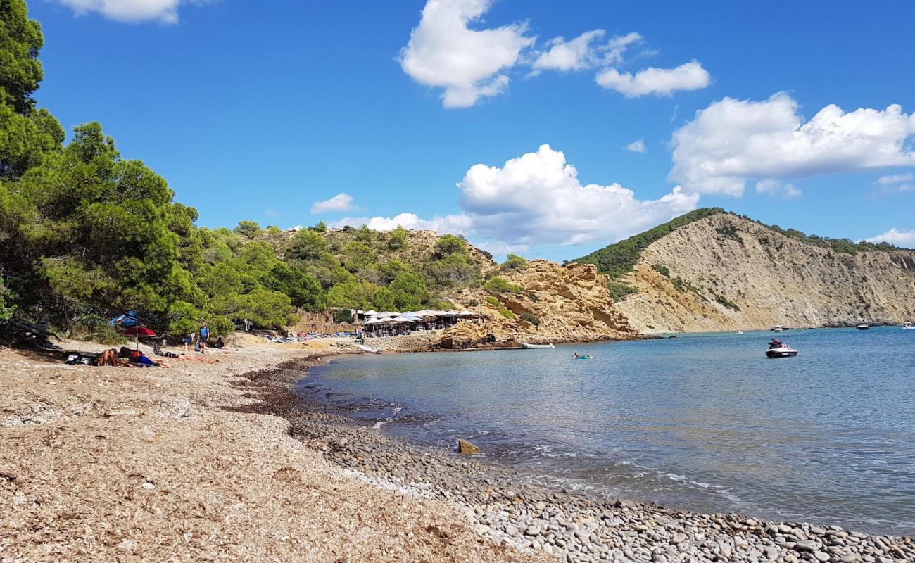 Foto af Playa Es Xarcu med grå sten overflade