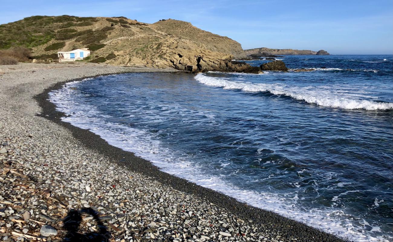 Foto af Cala Macar de Binillauti med grå sten overflade