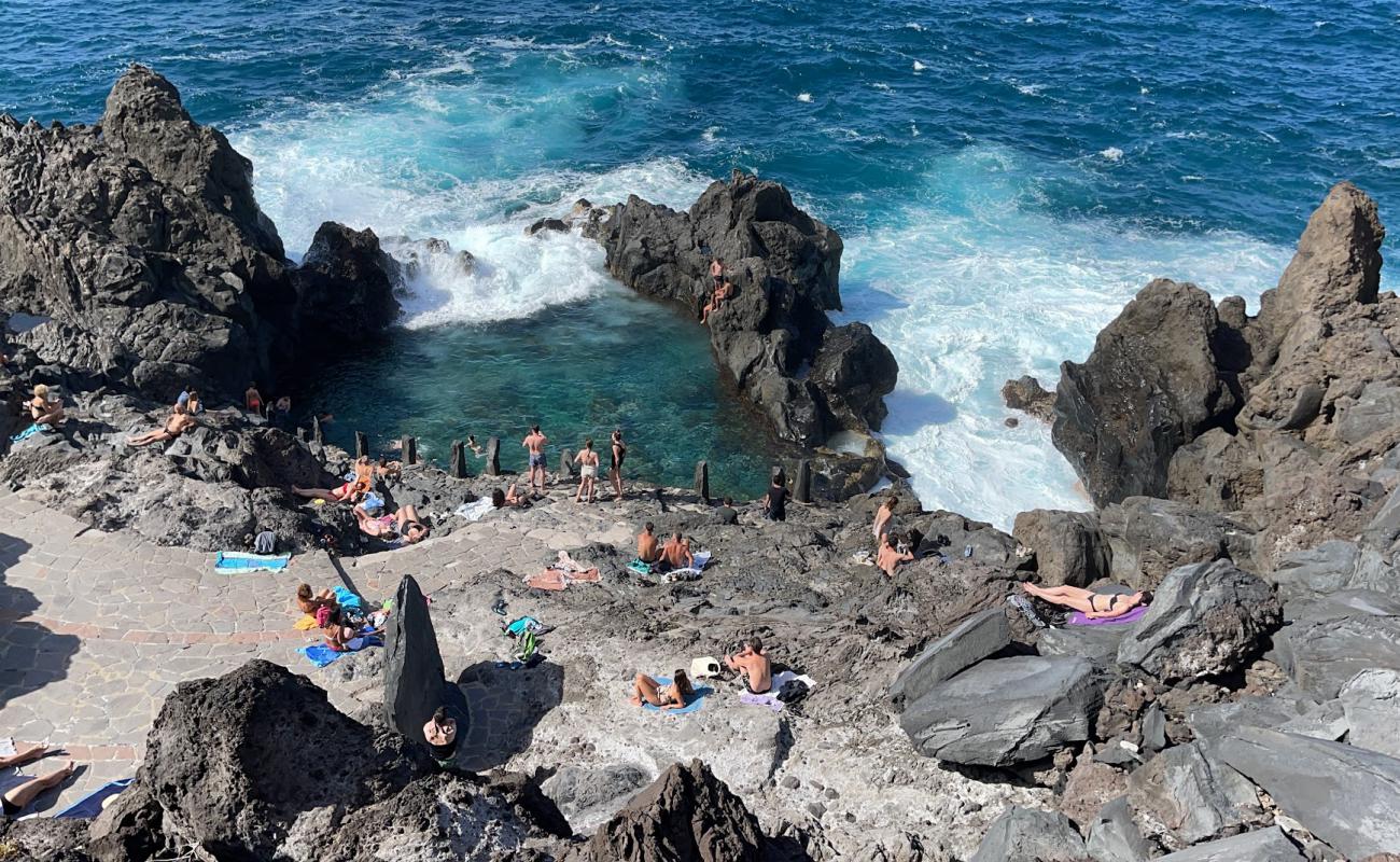 Foto af Charco De La Laja Beach med sten overflade