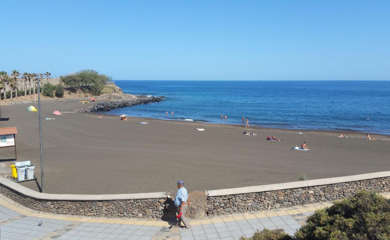 Foto af Playa del Pozuelo med grå sand overflade