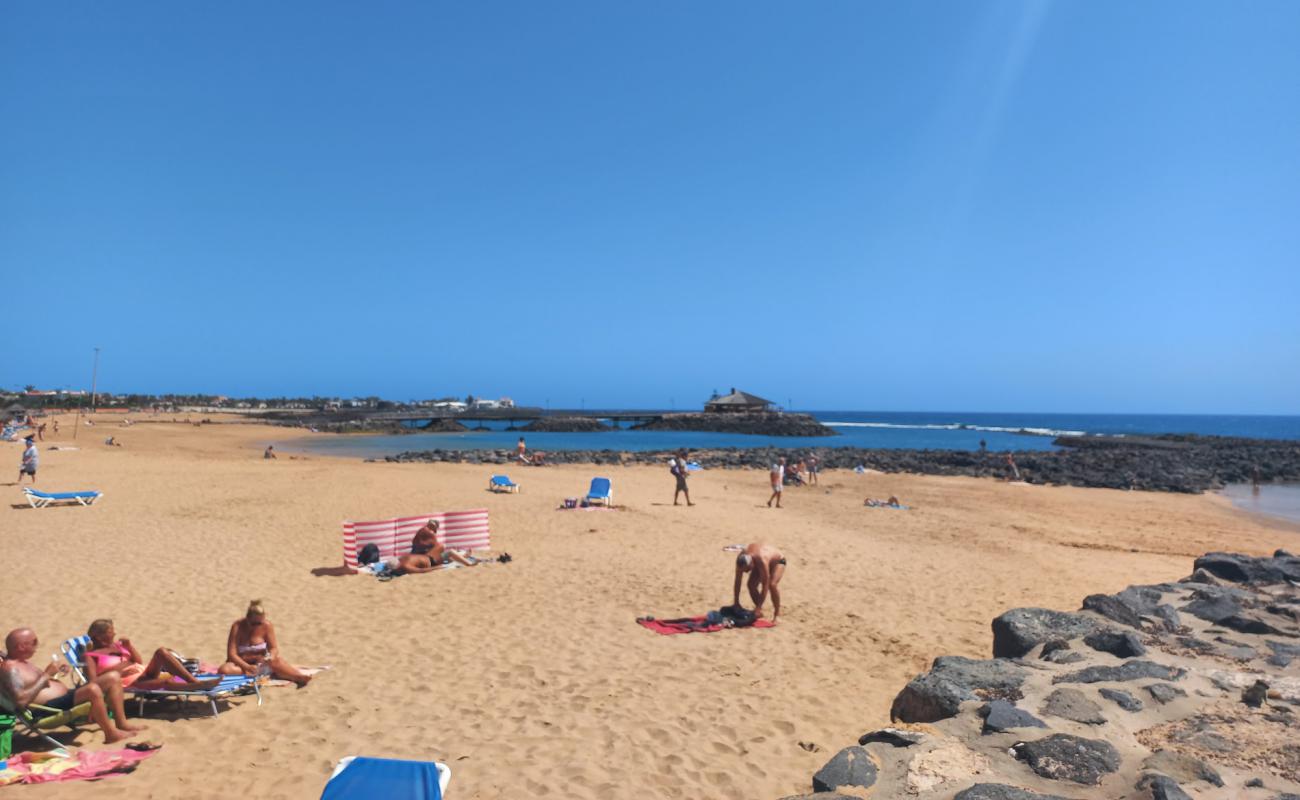 Foto af Playa de la Guirra med lys sand overflade