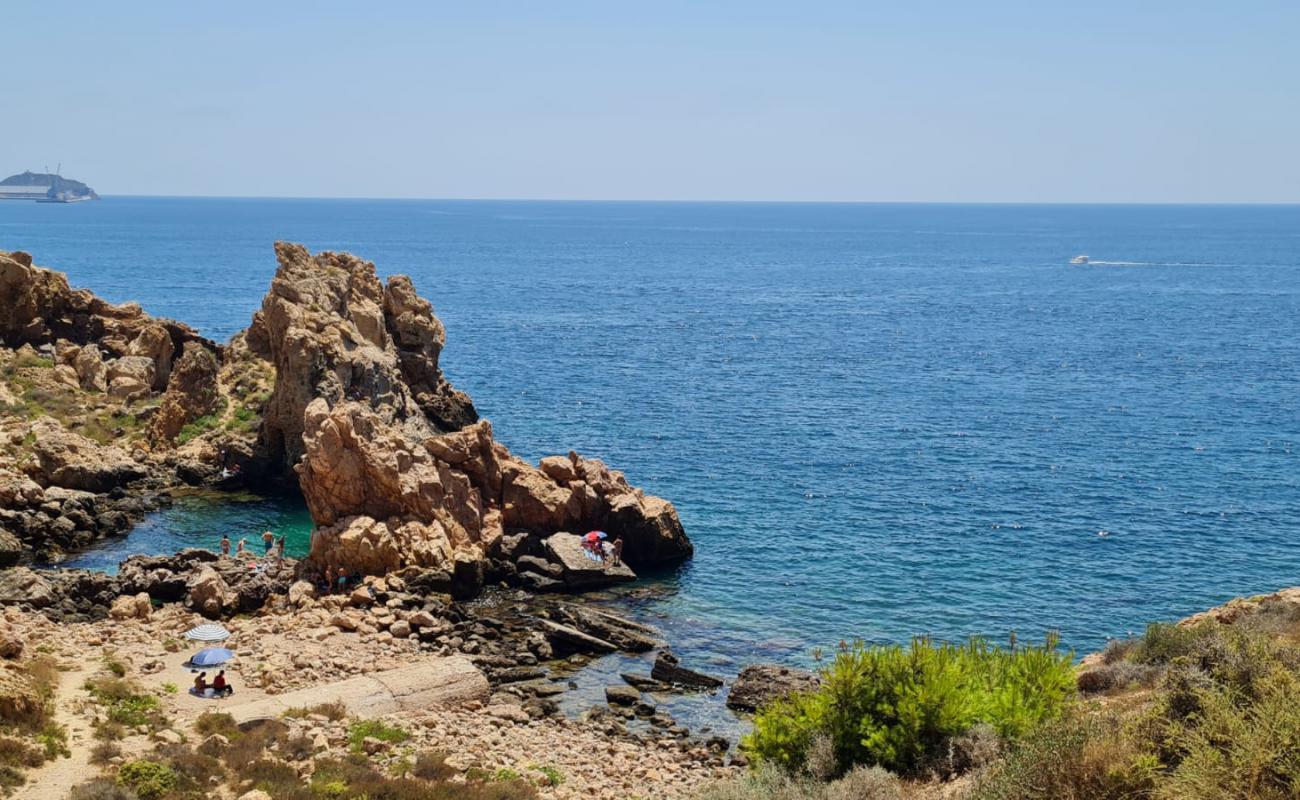 Foto af Cala del Reflector med sten overflade