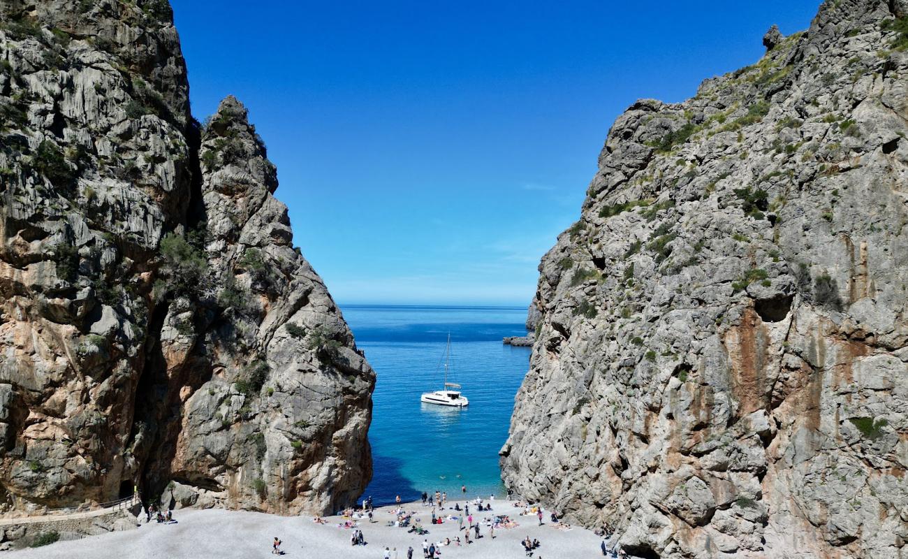 Foto af Sa Calobra med grå sten overflade