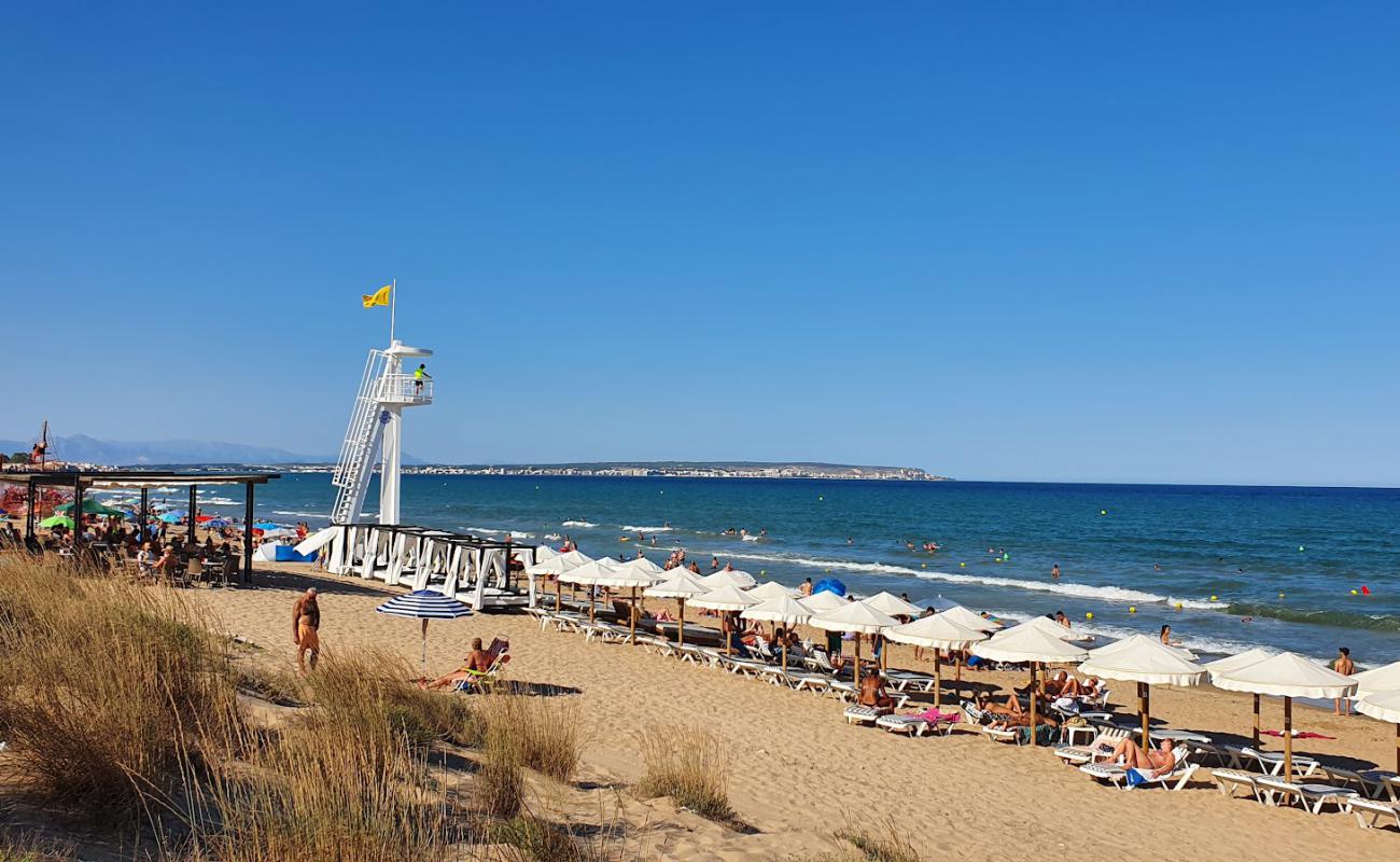 Foto af Playa de la Marina med lys sand overflade