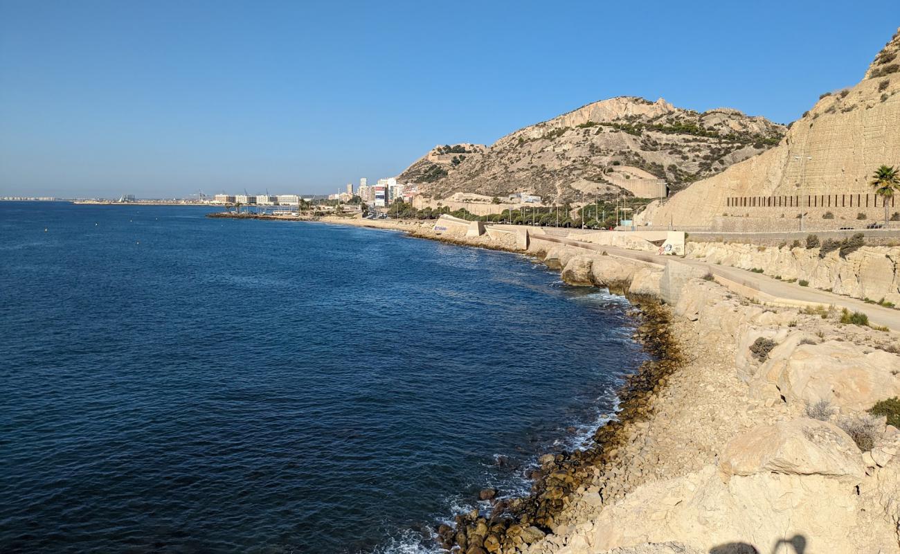 Foto af Cala de la Sangueta med sten overflade